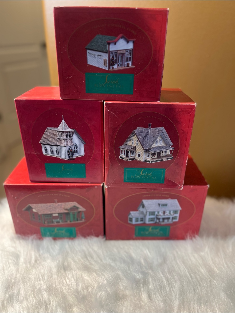 Sara Holiday Village NIB 1994 Retired Series